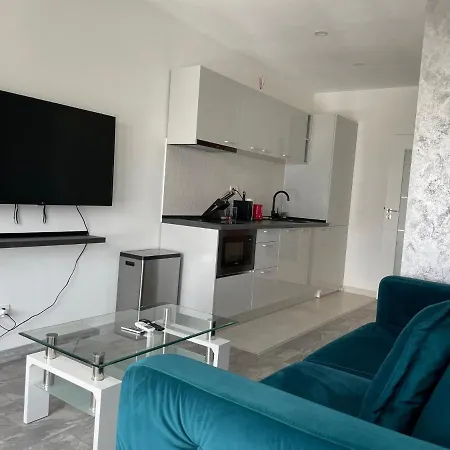 Cozy 2-room Penthouse Lakeview W14 Apartman