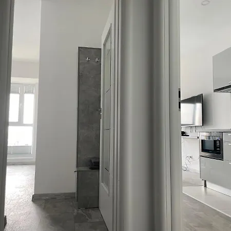 Cozy 2-room Penthouse Lakeview W14 *