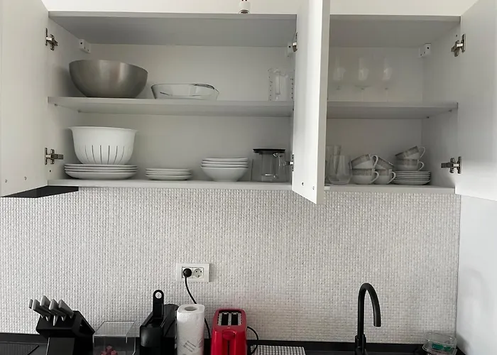 Cozy 2-room Penthouse Lakeview W14 アパート