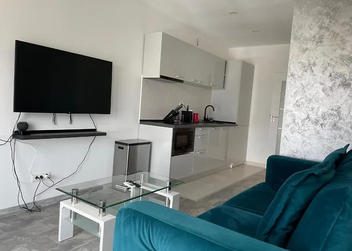 Cozy 2-room Penthouse Lakeview W14 アパート