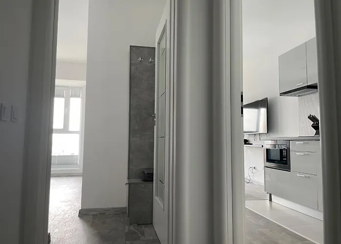 Cozy 2-room Penthouse Lakeview W14 *