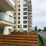 Cozy 2-room Penthouse Lakeview W14 Apartment *