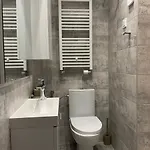 Cozy 2-room Penthouse Lakeview W14 Apartment *